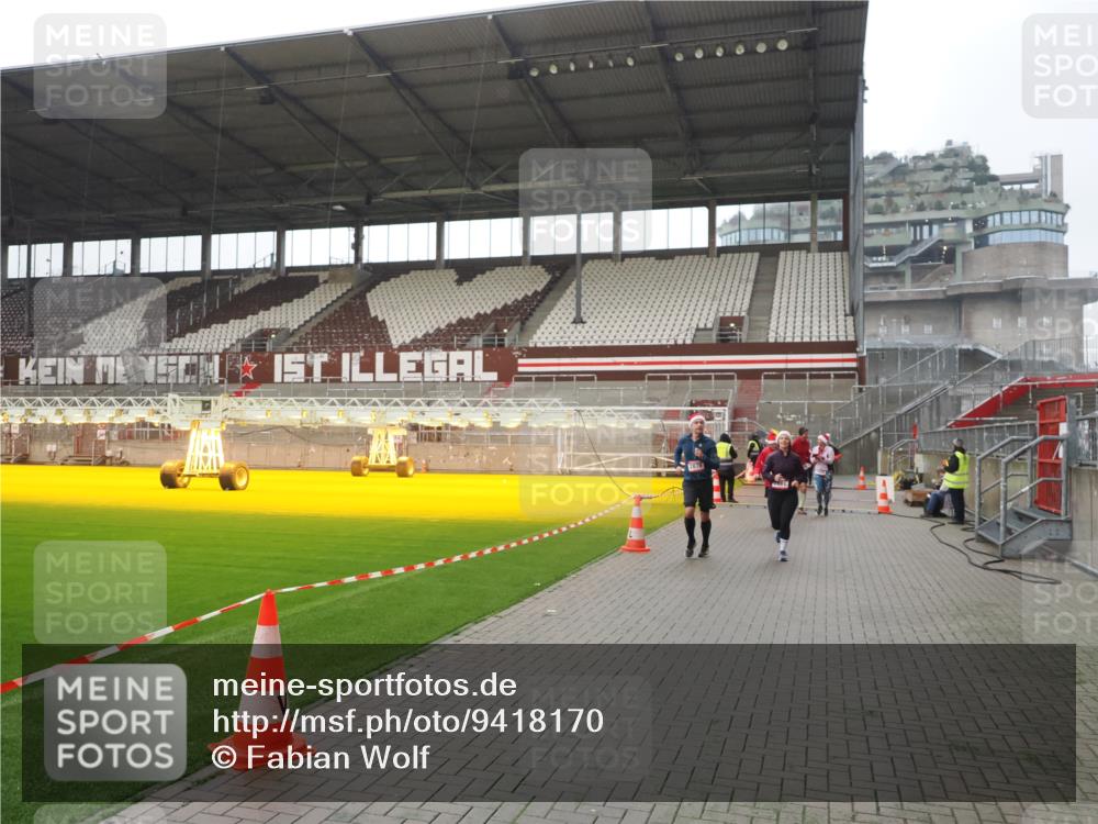 07.12.2025 - St. Pauli X-Mass-Run No. 15 Fabian Wolf http://msf.ph/oto/9418170 07.12.2025 11:24:19 Ziel 672, 813, 1773, 2386, 2388, 2605, 2606, 2875, 2881, 3361, 4840, 4841 meine-sportfotos.de