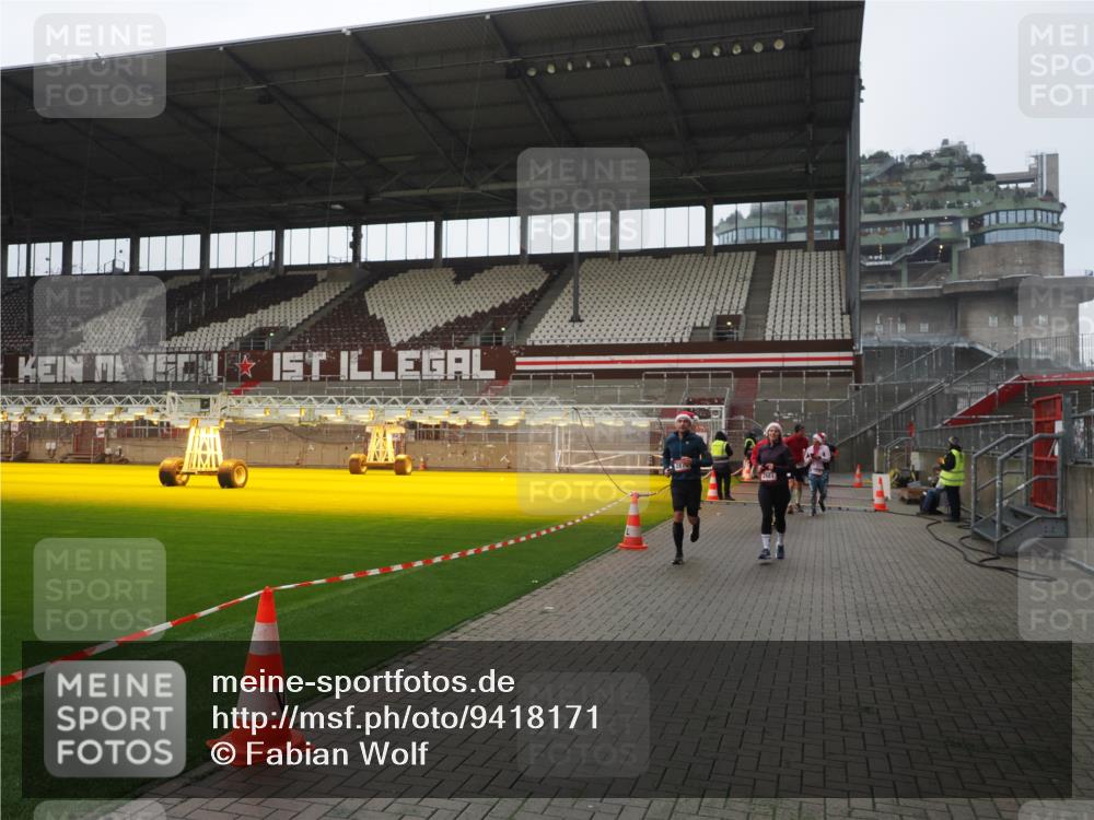 07.12.2025 - St. Pauli X-Mass-Run No. 15 Fabian Wolf http://msf.ph/oto/9418171 07.12.2025 11:24:19 Ziel 672, 813, 1773, 2386, 2388, 2605, 2606, 2875, 2881, 3361, 4840, 4841 meine-sportfotos.de