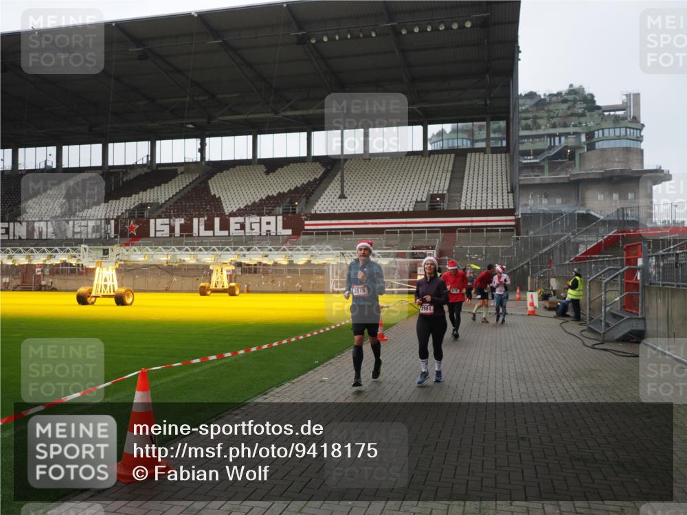 07.12.2025 - St. Pauli X-Mass-Run No. 15 Fabian Wolf http://msf.ph/oto/9418175 07.12.2025 11:24:20 Ziel 672, 813, 1773, 2386, 2388, 2399, 2402, 2605, 2606, 2875, 2881, 3361, 4840, 4841 meine-sportfotos.de