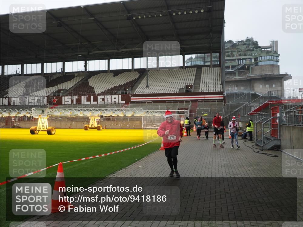 07.12.2025 - St. Pauli X-Mass-Run No. 15 Fabian Wolf http://msf.ph/oto/9418186 07.12.2025 11:24:23 Ziel 672, 1773, 2386, 2388, 2399, 2400, 2402, 2605, 2606, 2875, 2881 meine-sportfotos.de