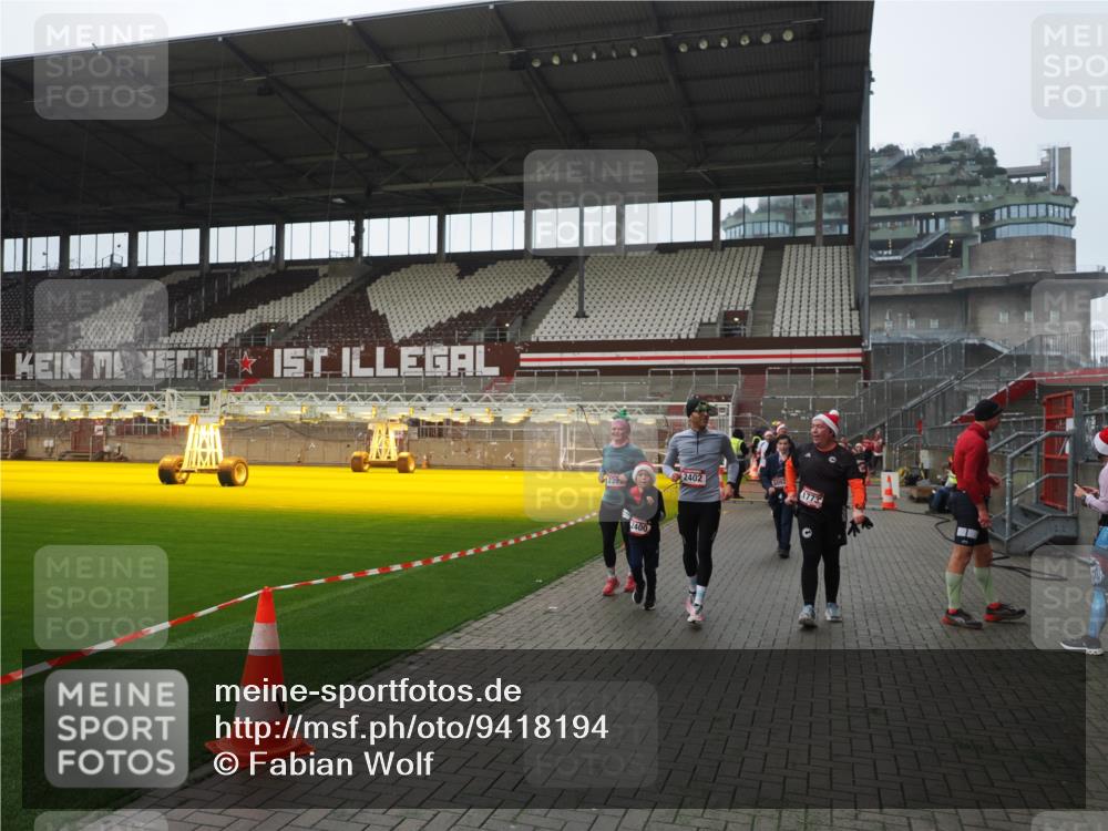 07.12.2025 - St. Pauli X-Mass-Run No. 15 Fabian Wolf http://msf.ph/oto/9418194 07.12.2025 11:24:32 Ziel 672, 1320, 1773, 2399, 2400, 2402, 2448, 2480, 2605, 2606, 2852, 2875, 2881, 3092, 3194 meine-sportfotos.de