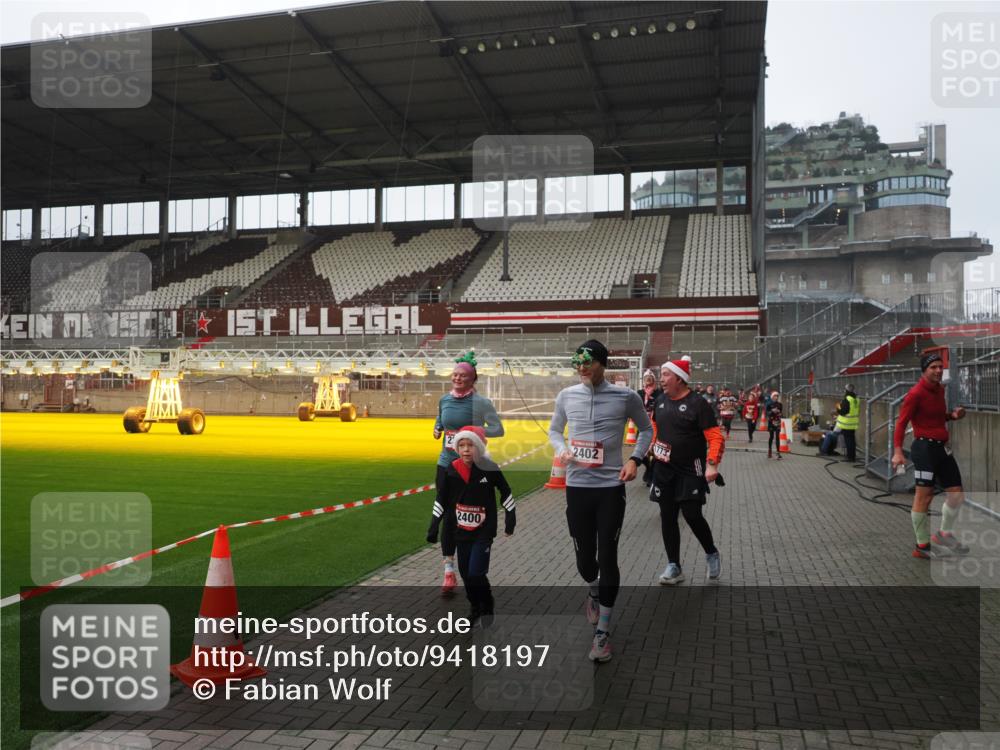 07.12.2025 - St. Pauli X-Mass-Run No. 15 Fabian Wolf http://msf.ph/oto/9418197 07.12.2025 11:24:33 Ziel 672, 1320, 1752, 1773, 2399, 2400, 2402, 2448, 2480, 2605, 2606, 2852, 2875, 2881, 3092, 3194 meine-sportfotos.de