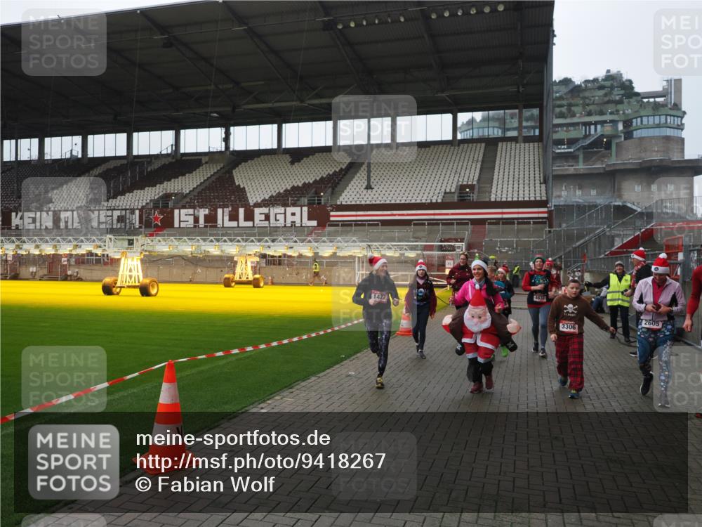 07.12.2025 - St. Pauli X-Mass-Run No. 15 Fabian Wolf http://msf.ph/oto/9418267 07.12.2025 11:24:50 Ziel 705, 1320, 1346, 1384, 1427, 1752, 2447, 2448, 2480, 2859, 2869, 3193, 3194, 3195, 3306, 3314, 4632 meine-sportfotos.de