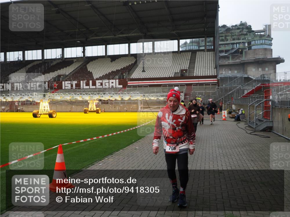 07.12.2025 - St. Pauli X-Mass-Run No. 15 Fabian Wolf http://msf.ph/oto/9418305 07.12.2025 11:25:00 Ziel 470, 473, 705, 1384, 1427, 1855, 1858, 2193, 2447, 2981, 2990, 3306, 3314, 4632 meine-sportfotos.de