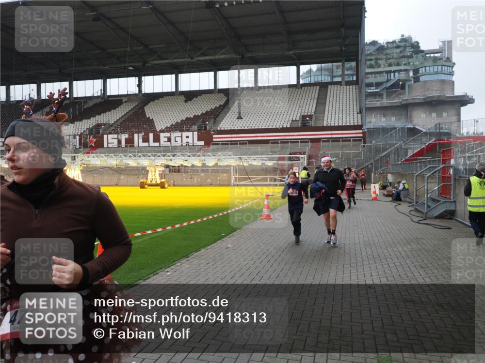 07.12.2025 - St. Pauli X-Mass-Run No. 15 Fabian Wolf http://msf.ph/oto/9418313 07.12.2025 11:25:03 Ziel 470, 473, 1384, 1427, 1527, 1855, 1858, 2151, 2193, 2447, 2981, 2990, 3314, 5003 meine-sportfotos.de