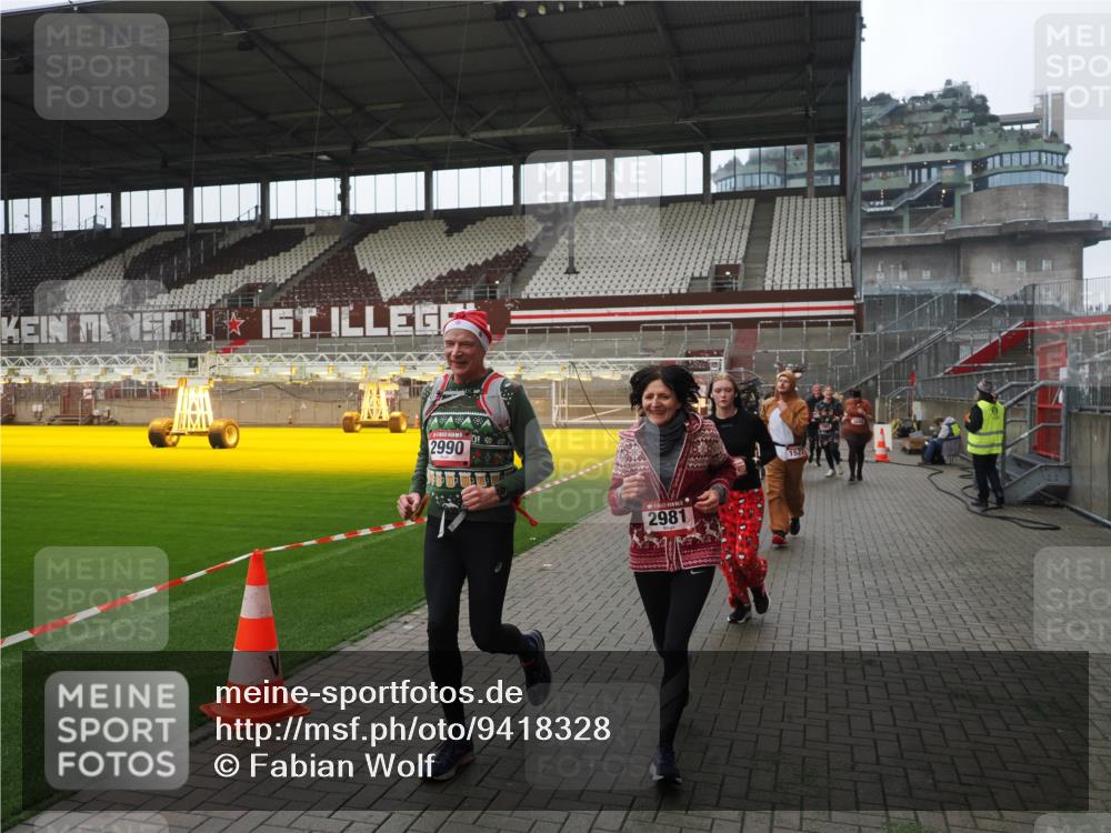 07.12.2025 - St. Pauli X-Mass-Run No. 15 Fabian Wolf http://msf.ph/oto/9418328 07.12.2025 11:25:08 Ziel 470, 473, 1527, 1544, 1855, 1858, 1961, 2151, 2193, 2981, 2990, 3126, 5003 meine-sportfotos.de