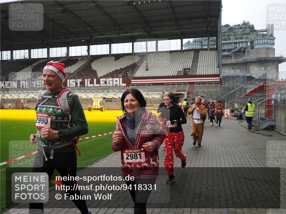 07.12.2025 - St. Pauli X-Mass-Run No. 15 Fabian Wolf http://msf.ph/oto/9418331 07.12.2025 11:25:08 Ziel 470, 473, 1527, 1544, 1855, 1858, 1961, 2151, 2193, 2981, 2990, 3126, 5003 meine-sportfotos.de