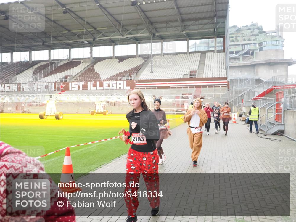 07.12.2025 - St. Pauli X-Mass-Run No. 15 Fabian Wolf http://msf.ph/oto/9418334 07.12.2025 11:25:09 Ziel 470, 473, 1527, 1544, 1855, 1858, 1961, 2151, 2193, 2244, 2981, 2990, 3126, 5003 meine-sportfotos.de