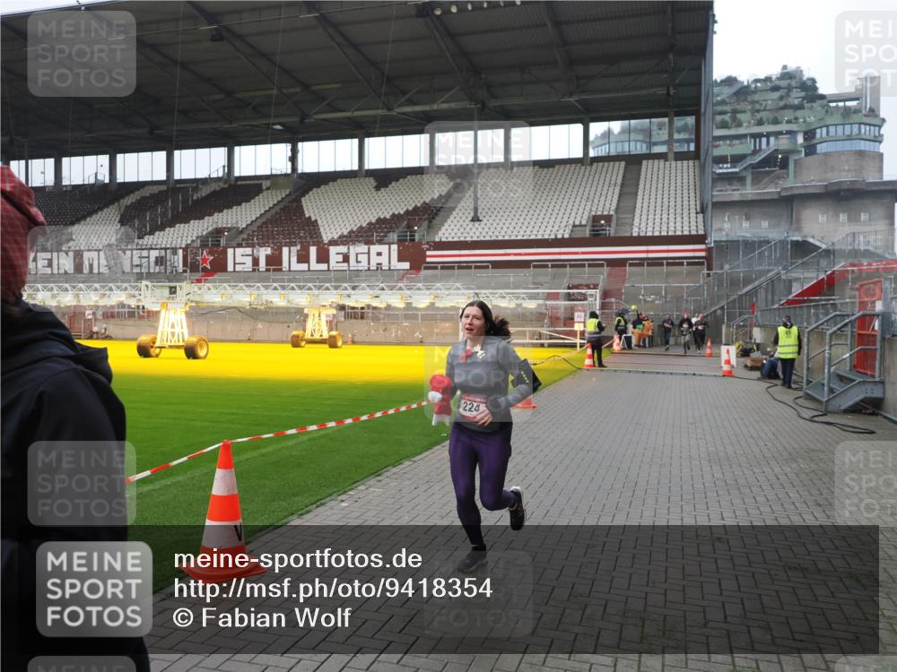 07.12.2025 - St. Pauli X-Mass-Run No. 15 Fabian Wolf http://msf.ph/oto/9418354 07.12.2025 11:25:15 Ziel 470, 473, 1527, 1544, 1855, 1858, 1961, 2151, 2193, 2244, 2981, 2990, 3126, 5003 meine-sportfotos.de