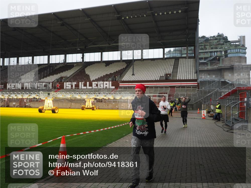 07.12.2025 - St. Pauli X-Mass-Run No. 15 Fabian Wolf http://msf.ph/oto/9418361 07.12.2025 11:25:22 Ziel 1544, 1961, 2151, 2244, 3126, 3290, 3296, 3301, 4101, 5003 meine-sportfotos.de