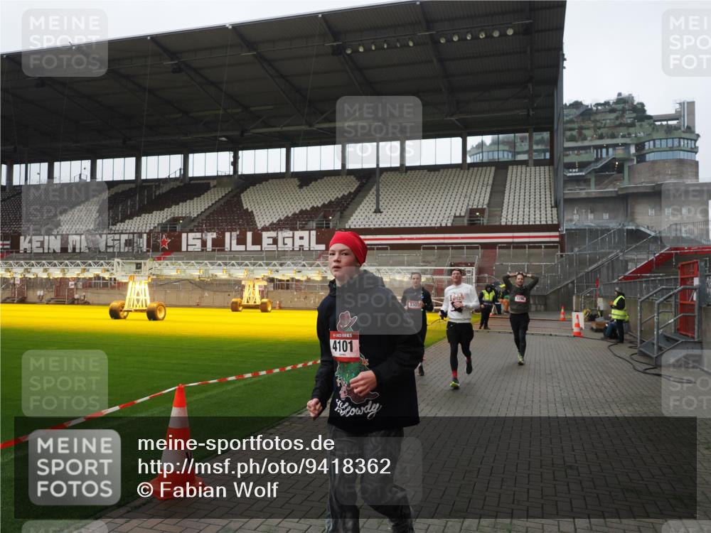 07.12.2025 - St. Pauli X-Mass-Run No. 15 Fabian Wolf http://msf.ph/oto/9418362 07.12.2025 11:25:23 Ziel 1544, 1961, 2151, 2244, 3126, 3290, 3296, 3301, 4101 meine-sportfotos.de