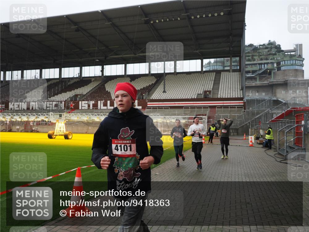 07.12.2025 - St. Pauli X-Mass-Run No. 15 Fabian Wolf http://msf.ph/oto/9418363 07.12.2025 11:25:23 Ziel 1544, 1961, 2151, 2244, 3126, 3290, 3296, 3301, 4101 meine-sportfotos.de