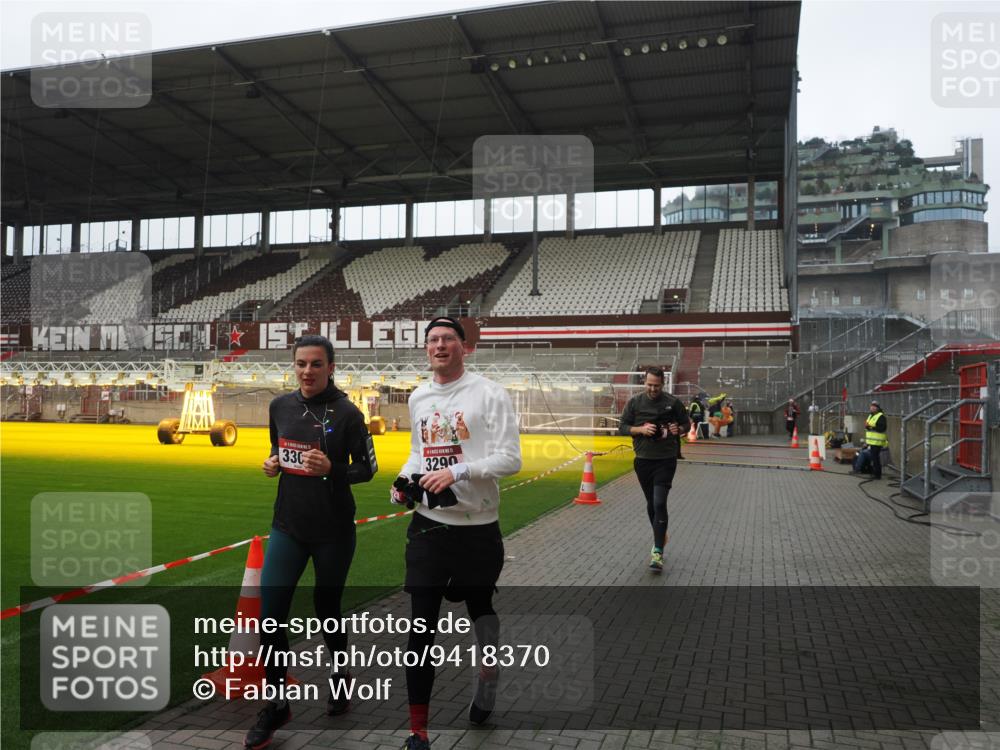 07.12.2025 - St. Pauli X-Mass-Run No. 15 Fabian Wolf http://msf.ph/oto/9418370 07.12.2025 11:25:25 Ziel 2244, 3126, 3290, 3296, 3301, 4101 meine-sportfotos.de