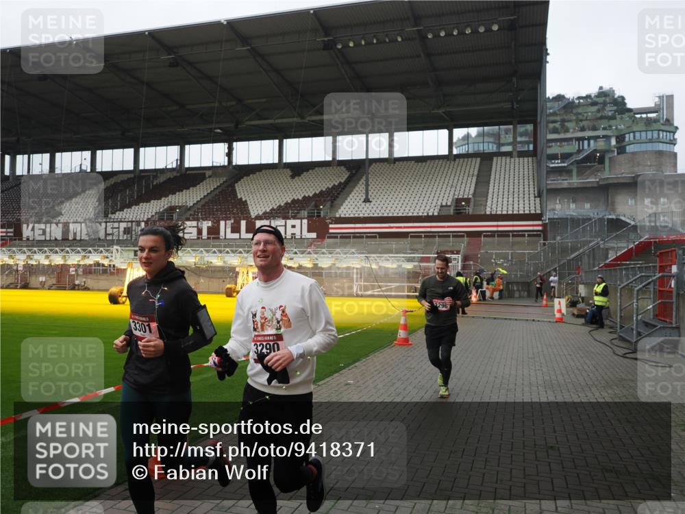 07.12.2025 - St. Pauli X-Mass-Run No. 15 Fabian Wolf http://msf.ph/oto/9418371 07.12.2025 11:25:25 Ziel 2244, 3126, 3290, 3296, 3301, 4101 meine-sportfotos.de