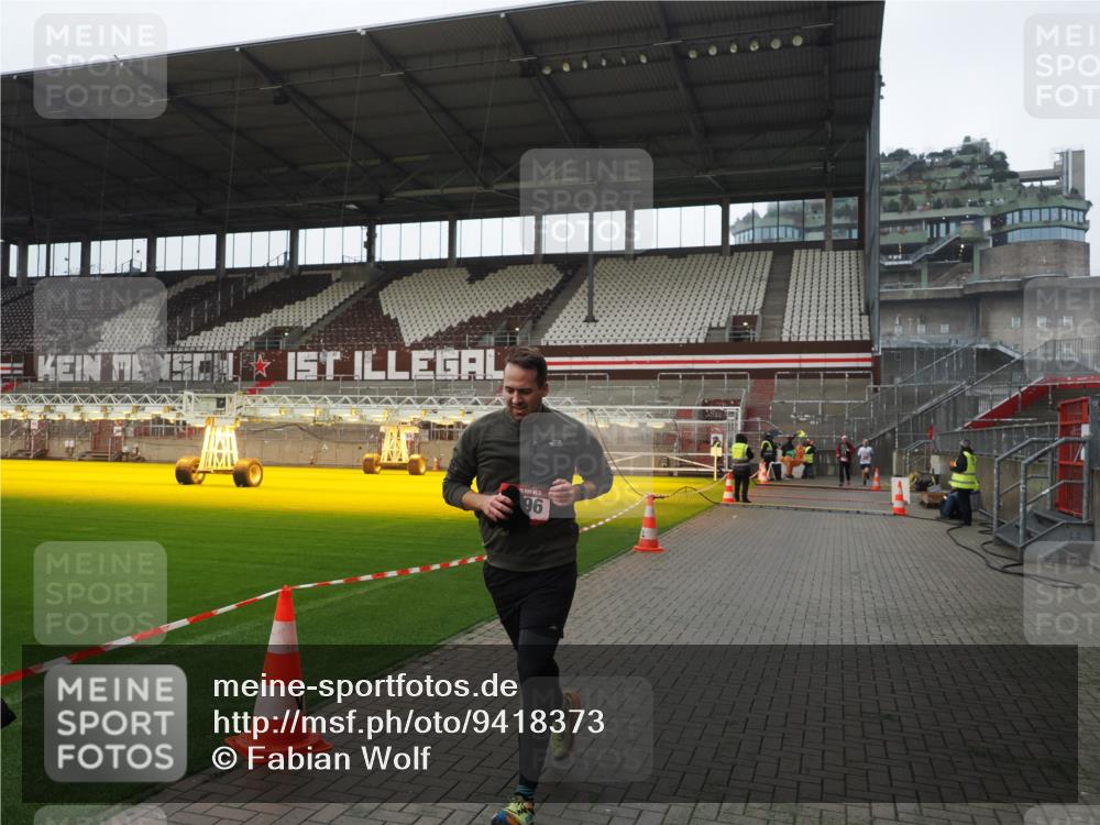 07.12.2025 - St. Pauli X-Mass-Run No. 15 Fabian Wolf http://msf.ph/oto/9418373 07.12.2025 11:25:26 Ziel 2244, 3290, 3296, 3301, 4101 meine-sportfotos.de