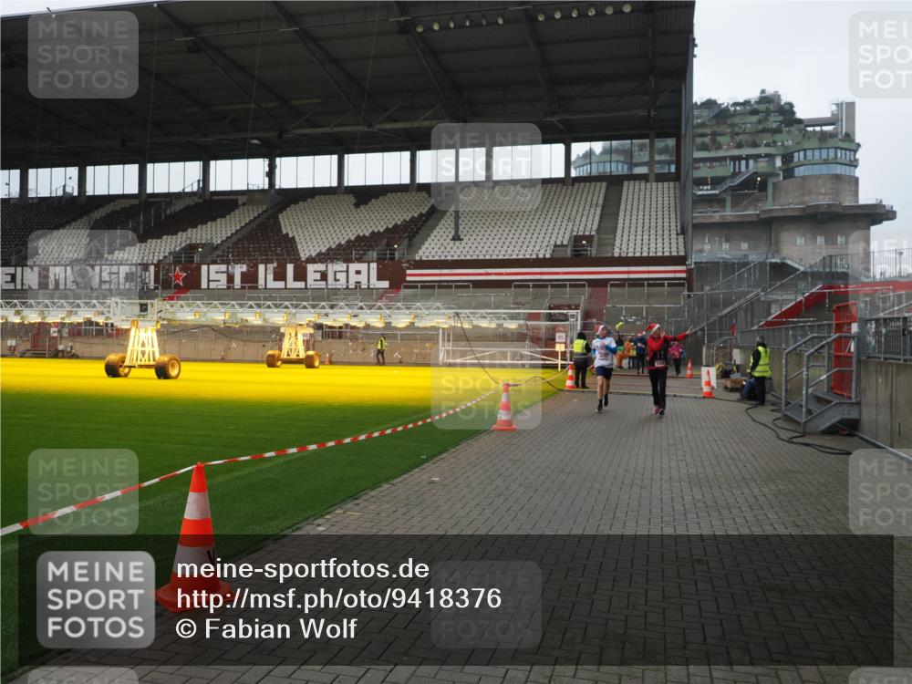07.12.2025 - St. Pauli X-Mass-Run No. 15 Fabian Wolf http://msf.ph/oto/9418376 07.12.2025 11:25:33 Ziel 2498, 3290, 3296, 3301, 4101, 4825 meine-sportfotos.de