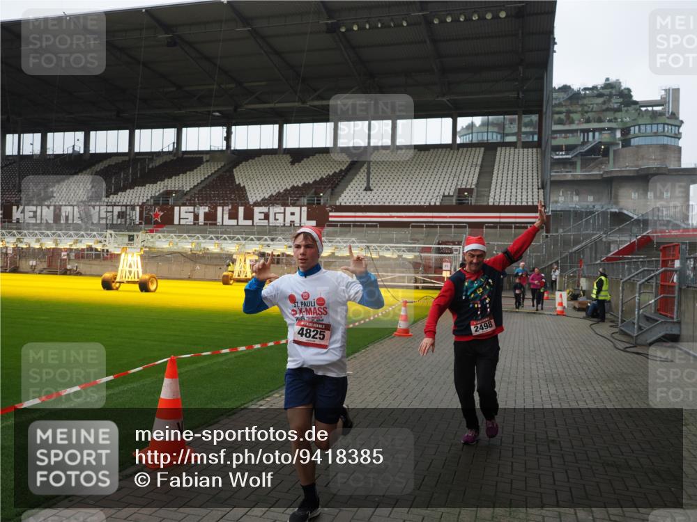 07.12.2025 - St. Pauli X-Mass-Run No. 15 Fabian Wolf http://msf.ph/oto/9418385 07.12.2025 11:25:36 Ziel 1334, 1339, 1379, 1388, 1672, 2498, 3290, 3296, 3301, 4101, 4654, 4825 meine-sportfotos.de