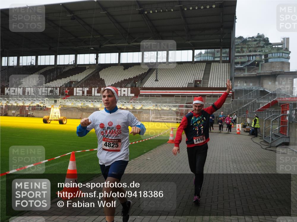 07.12.2025 - St. Pauli X-Mass-Run No. 15 Fabian Wolf http://msf.ph/oto/9418386 07.12.2025 11:25:37 Ziel 1334, 1339, 1379, 1388, 1672, 2498, 3290, 3296, 3301, 4101, 4654, 4825 meine-sportfotos.de