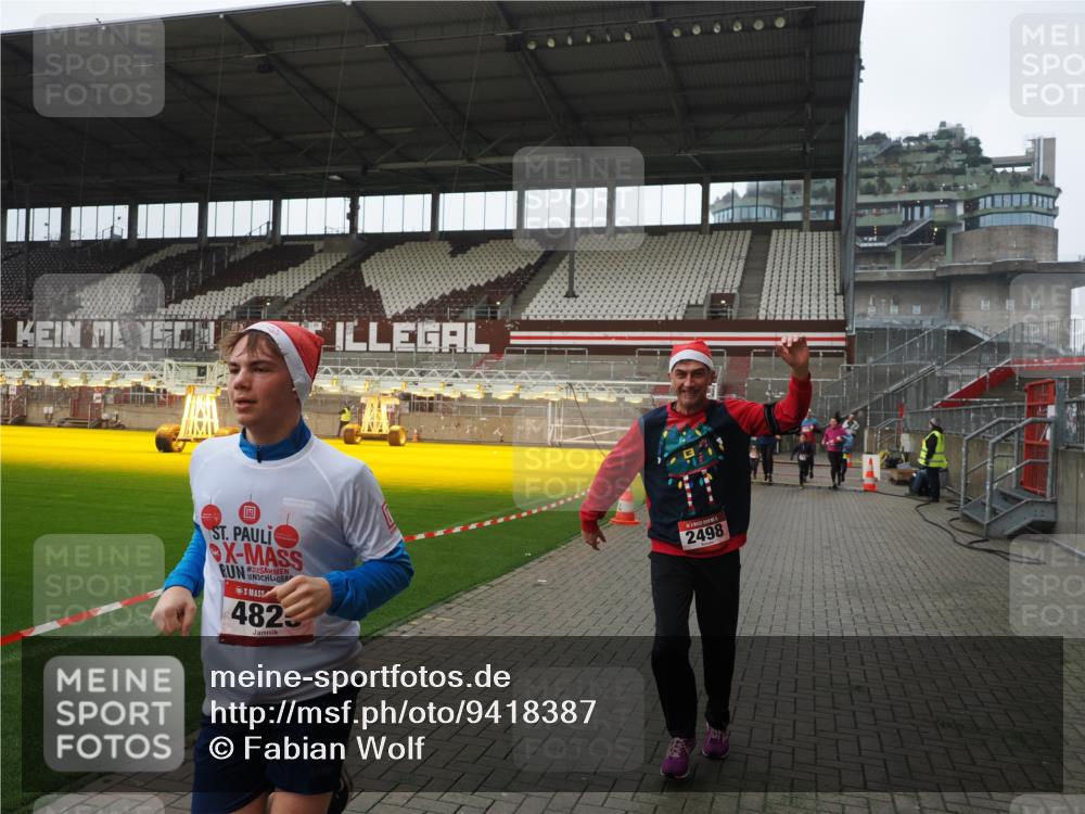 07.12.2025 - St. Pauli X-Mass-Run No. 15 Fabian Wolf http://msf.ph/oto/9418387 07.12.2025 11:25:37 Ziel 1334, 1339, 1379, 1388, 1672, 2498, 3290, 3296, 3301, 4101, 4654, 4825 meine-sportfotos.de