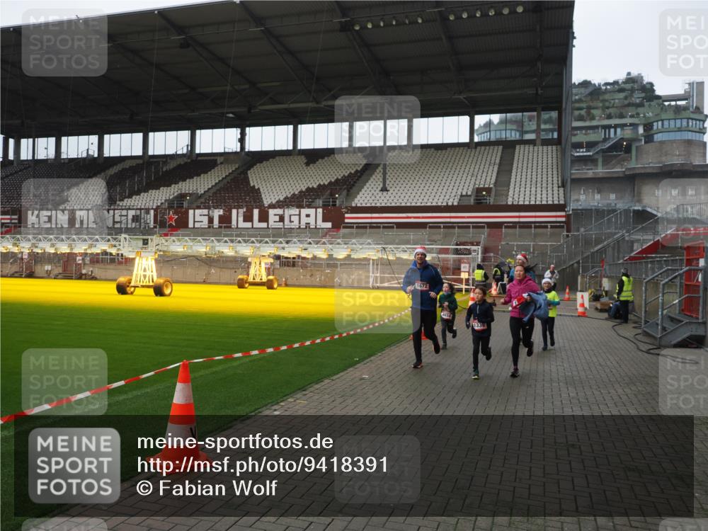 07.12.2025 - St. Pauli X-Mass-Run No. 15 Fabian Wolf http://msf.ph/oto/9418391 07.12.2025 11:25:41 Ziel 1334, 1339, 1379, 1388, 1593, 1672, 2498, 4654, 4825 meine-sportfotos.de