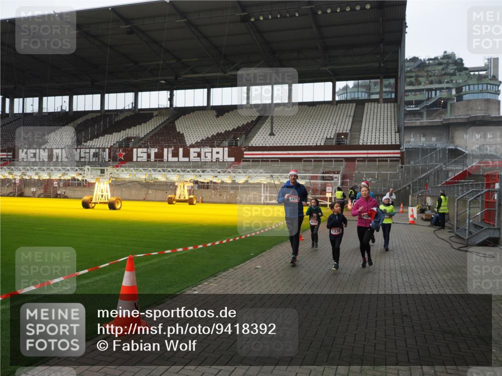 07.12.2025 - St. Pauli X-Mass-Run No. 15 Fabian Wolf http://msf.ph/oto/9418392 07.12.2025 11:25:41 Ziel 1334, 1339, 1379, 1388, 1593, 1672, 2498, 4654, 4825 meine-sportfotos.de