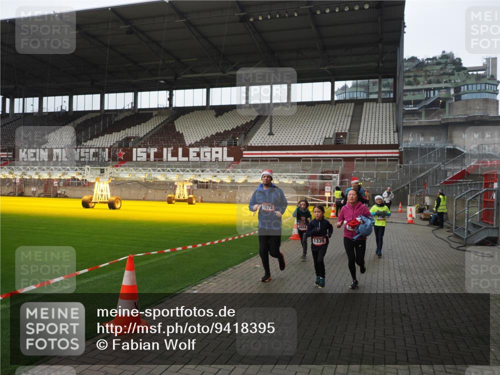 07.12.2025 - St. Pauli X-Mass-Run No. 15 Fabian Wolf http://msf.ph/oto/9418395 07.12.2025 11:25:42 Ziel 1334, 1339, 1379, 1388, 1593, 1672, 2498, 4654, 4825 meine-sportfotos.de