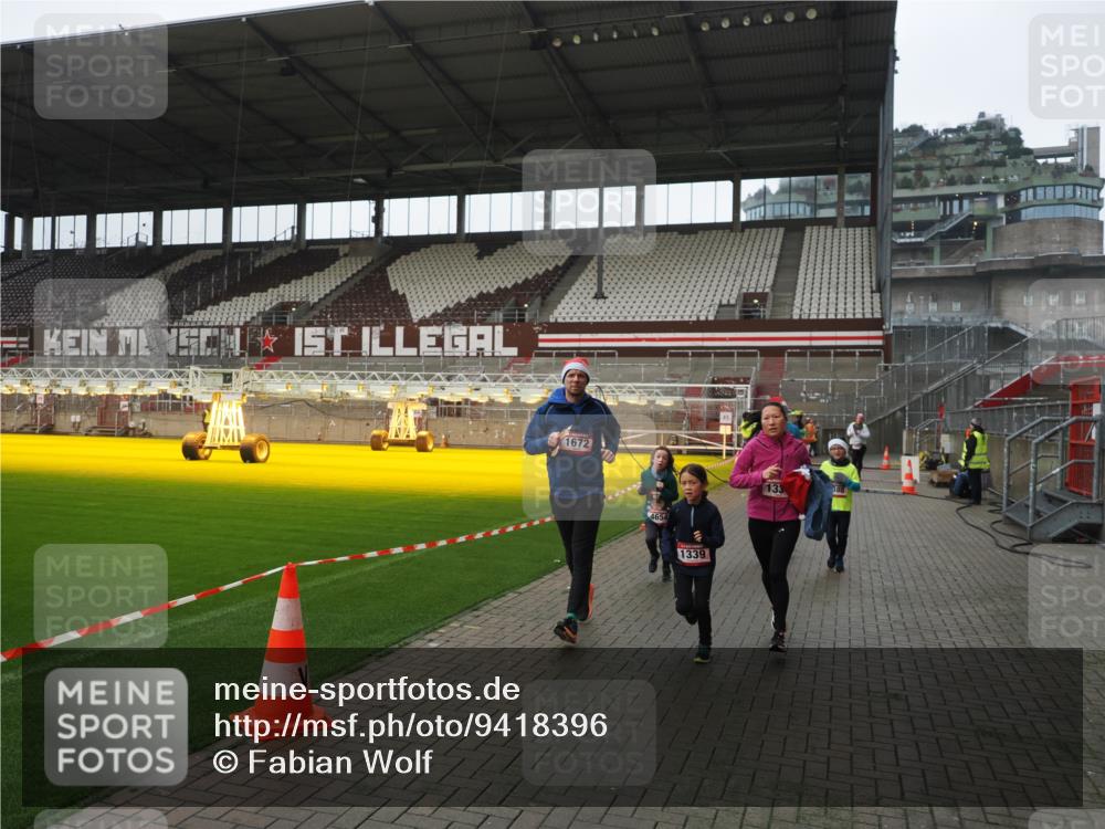 07.12.2025 - St. Pauli X-Mass-Run No. 15 Fabian Wolf http://msf.ph/oto/9418396 07.12.2025 11:25:42 Ziel 1334, 1339, 1379, 1388, 1593, 1672, 2498, 4654, 4825 meine-sportfotos.de