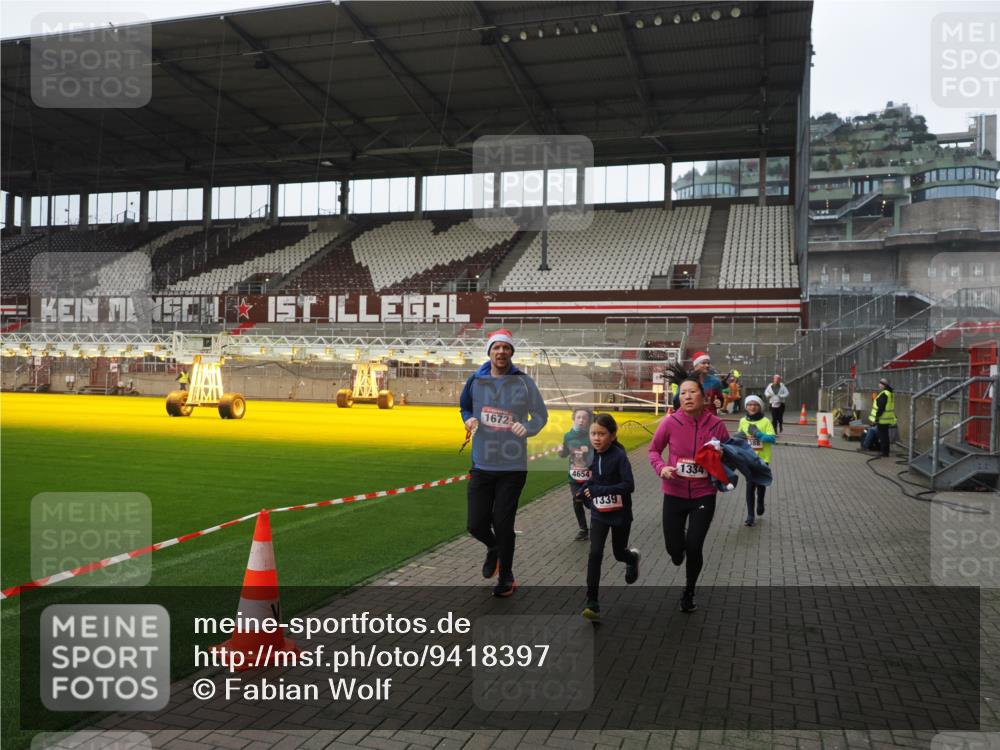 07.12.2025 - St. Pauli X-Mass-Run No. 15 Fabian Wolf http://msf.ph/oto/9418397 07.12.2025 11:25:42 Ziel 1334, 1339, 1379, 1388, 1593, 1672, 2498, 4654, 4825 meine-sportfotos.de