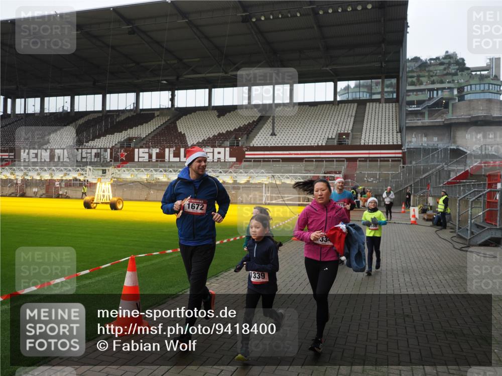 07.12.2025 - St. Pauli X-Mass-Run No. 15 Fabian Wolf http://msf.ph/oto/9418400 07.12.2025 11:25:43 Ziel 1334, 1339, 1379, 1388, 1593, 1672, 2498, 4654, 4825 meine-sportfotos.de