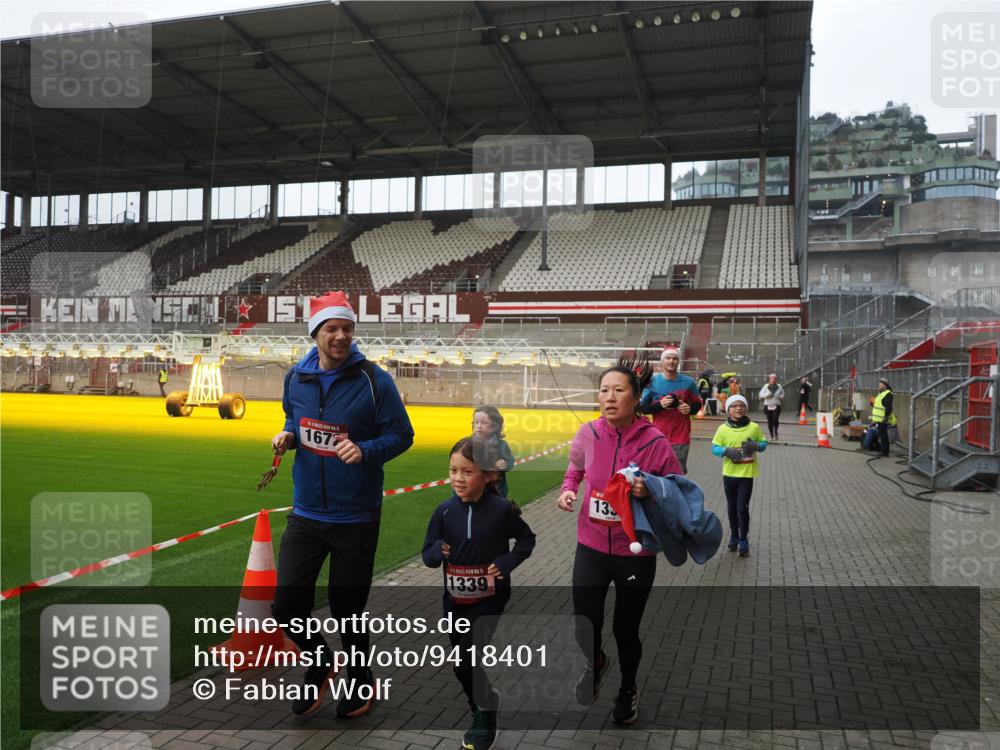 07.12.2025 - St. Pauli X-Mass-Run No. 15 Fabian Wolf http://msf.ph/oto/9418401 07.12.2025 11:25:43 Ziel 1334, 1339, 1379, 1388, 1593, 1672, 2498, 4654, 4825 meine-sportfotos.de