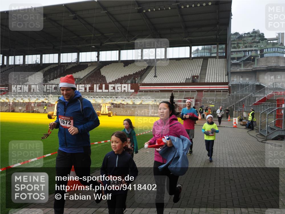 07.12.2025 - St. Pauli X-Mass-Run No. 15 Fabian Wolf http://msf.ph/oto/9418402 07.12.2025 11:25:43 Ziel 1334, 1339, 1379, 1388, 1593, 1672, 2498, 4654, 4825 meine-sportfotos.de