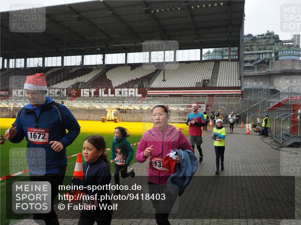 07.12.2025 - St. Pauli X-Mass-Run No. 15 Fabian Wolf http://msf.ph/oto/9418403 07.12.2025 11:25:43 Ziel 1334, 1339, 1379, 1388, 1593, 1672, 2498, 4654, 4825 meine-sportfotos.de