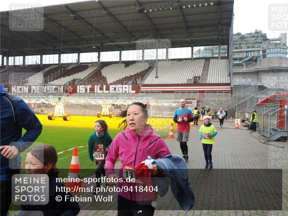 07.12.2025 - St. Pauli X-Mass-Run No. 15 Fabian Wolf http://msf.ph/oto/9418404 07.12.2025 11:25:44 Ziel 1334, 1339, 1379, 1388, 1593, 1672, 2498, 4654, 4825 meine-sportfotos.de