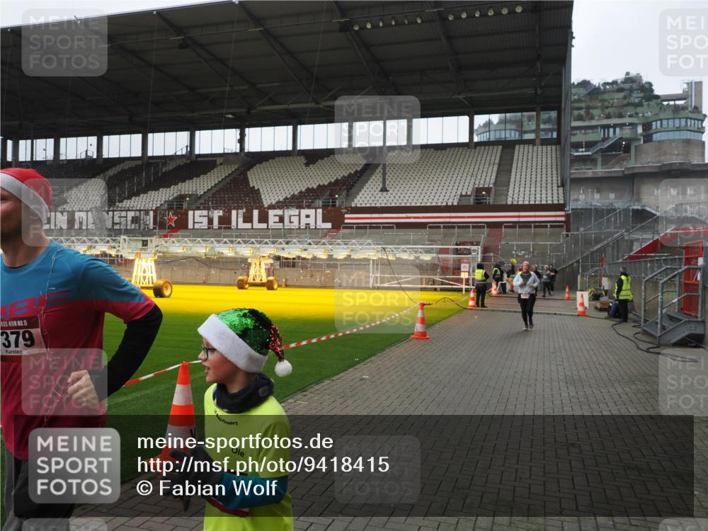 07.12.2025 - St. Pauli X-Mass-Run No. 15 Fabian Wolf http://msf.ph/oto/9418415 07.12.2025 11:25:46 Ziel 1334, 1339, 1379, 1388, 1593, 1672, 2498, 4654, 4825 meine-sportfotos.de