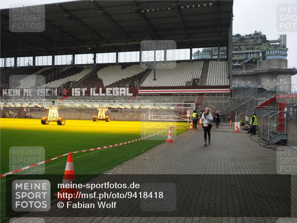 07.12.2025 - St. Pauli X-Mass-Run No. 15 Fabian Wolf http://msf.ph/oto/9418418 07.12.2025 11:25:47 Ziel 1334, 1339, 1379, 1388, 1593, 1672, 2498, 3051, 4654, 4825 meine-sportfotos.de