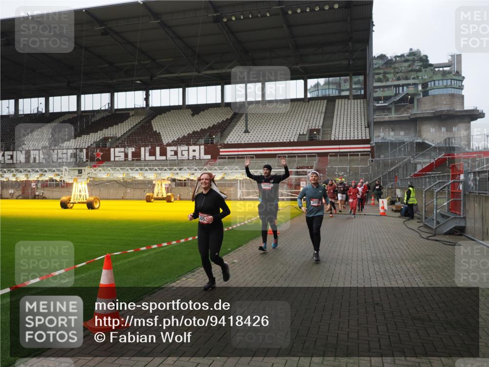 07.12.2025 - St. Pauli X-Mass-Run No. 15 Fabian Wolf http://msf.ph/oto/9418426 07.12.2025 11:25:54 Ziel 1079, 1334, 1339, 1379, 1388, 1593, 1672, 1673, 2055, 3050, 3051, 3068, 3070, 4654 meine-sportfotos.de