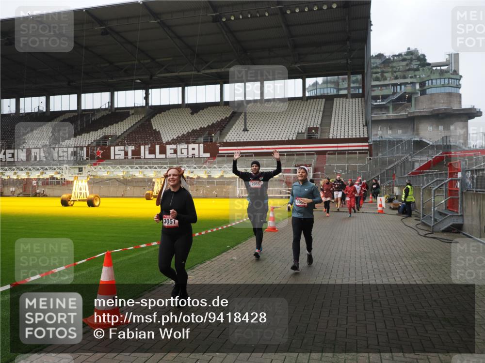 07.12.2025 - St. Pauli X-Mass-Run No. 15 Fabian Wolf http://msf.ph/oto/9418428 07.12.2025 11:25:55 Ziel 678, 1079, 1334, 1339, 1344, 1356, 1379, 1388, 1593, 1672, 1673, 2055, 3050, 3051, 3068, 3070, 4654 meine-sportfotos.de