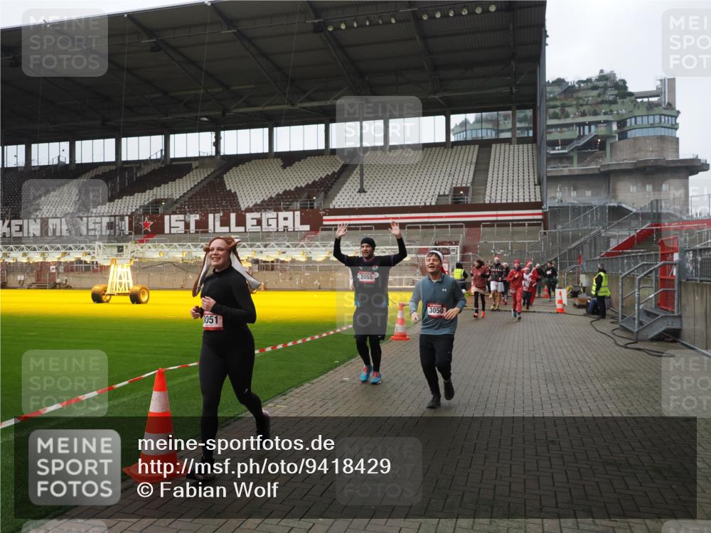 07.12.2025 - St. Pauli X-Mass-Run No. 15 Fabian Wolf http://msf.ph/oto/9418429 07.12.2025 11:25:55 Ziel 678, 1079, 1334, 1339, 1344, 1356, 1379, 1388, 1593, 1672, 1673, 2055, 3050, 3051, 3068, 3070, 4654 meine-sportfotos.de