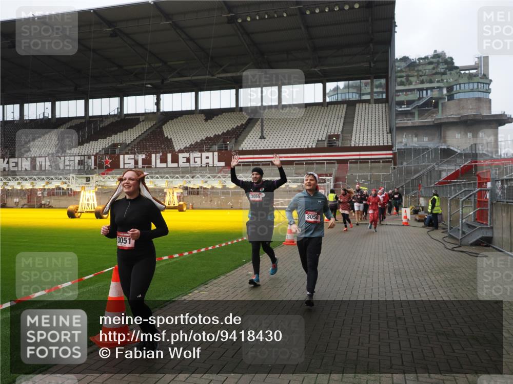 07.12.2025 - St. Pauli X-Mass-Run No. 15 Fabian Wolf http://msf.ph/oto/9418430 07.12.2025 11:25:55 Ziel 678, 1079, 1334, 1339, 1344, 1356, 1379, 1388, 1593, 1672, 1673, 2055, 3050, 3051, 3068, 3070, 4654 meine-sportfotos.de