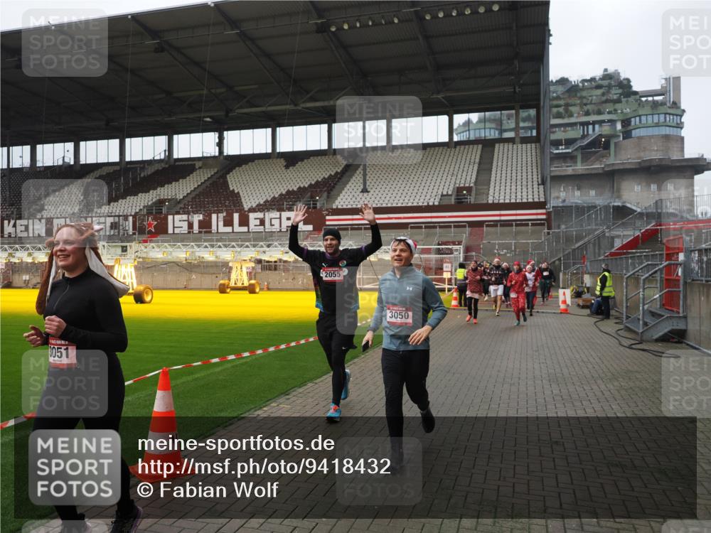 07.12.2025 - St. Pauli X-Mass-Run No. 15 Fabian Wolf http://msf.ph/oto/9418432 07.12.2025 11:25:56 Ziel 674, 678, 1079, 1344, 1356, 1379, 1593, 1673, 2055, 2145, 2166, 3050, 3051, 3068, 3070, 4654 meine-sportfotos.de