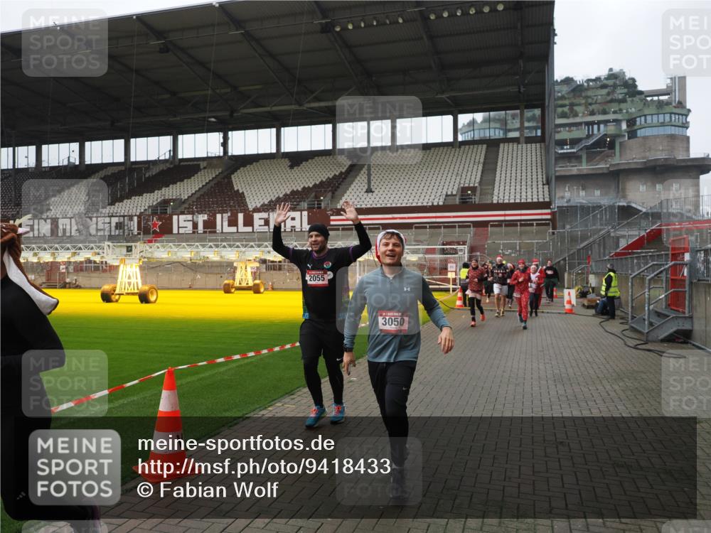 07.12.2025 - St. Pauli X-Mass-Run No. 15 Fabian Wolf http://msf.ph/oto/9418433 07.12.2025 11:25:56 Ziel 674, 678, 1079, 1344, 1356, 1379, 1593, 1673, 2055, 2145, 2166, 3050, 3051, 3068, 3070, 4654 meine-sportfotos.de