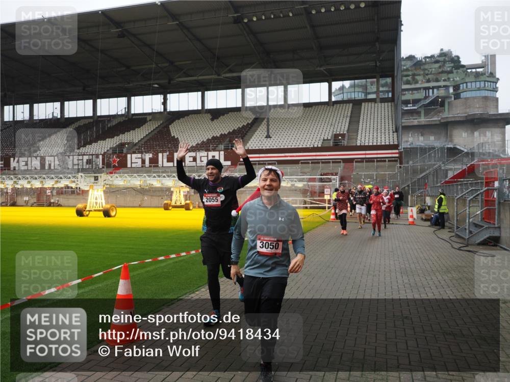 07.12.2025 - St. Pauli X-Mass-Run No. 15 Fabian Wolf http://msf.ph/oto/9418434 07.12.2025 11:25:56 Ziel 674, 678, 1079, 1344, 1356, 1379, 1593, 1673, 2055, 2145, 2166, 3050, 3051, 3068, 3070, 4654 meine-sportfotos.de