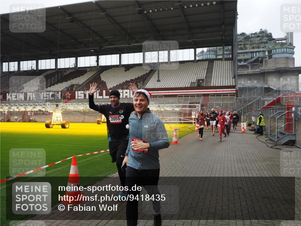 07.12.2025 - St. Pauli X-Mass-Run No. 15 Fabian Wolf http://msf.ph/oto/9418435 07.12.2025 11:25:56 Ziel 674, 678, 1079, 1344, 1356, 1379, 1593, 1673, 2055, 2145, 2166, 3050, 3051, 3068, 3070, 4654 meine-sportfotos.de