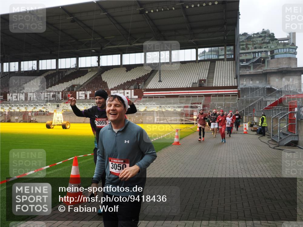 07.12.2025 - St. Pauli X-Mass-Run No. 15 Fabian Wolf http://msf.ph/oto/9418436 07.12.2025 11:25:56 Ziel 674, 678, 1079, 1344, 1356, 1379, 1593, 1673, 2055, 2145, 2166, 3050, 3051, 3068, 3070, 4654 meine-sportfotos.de