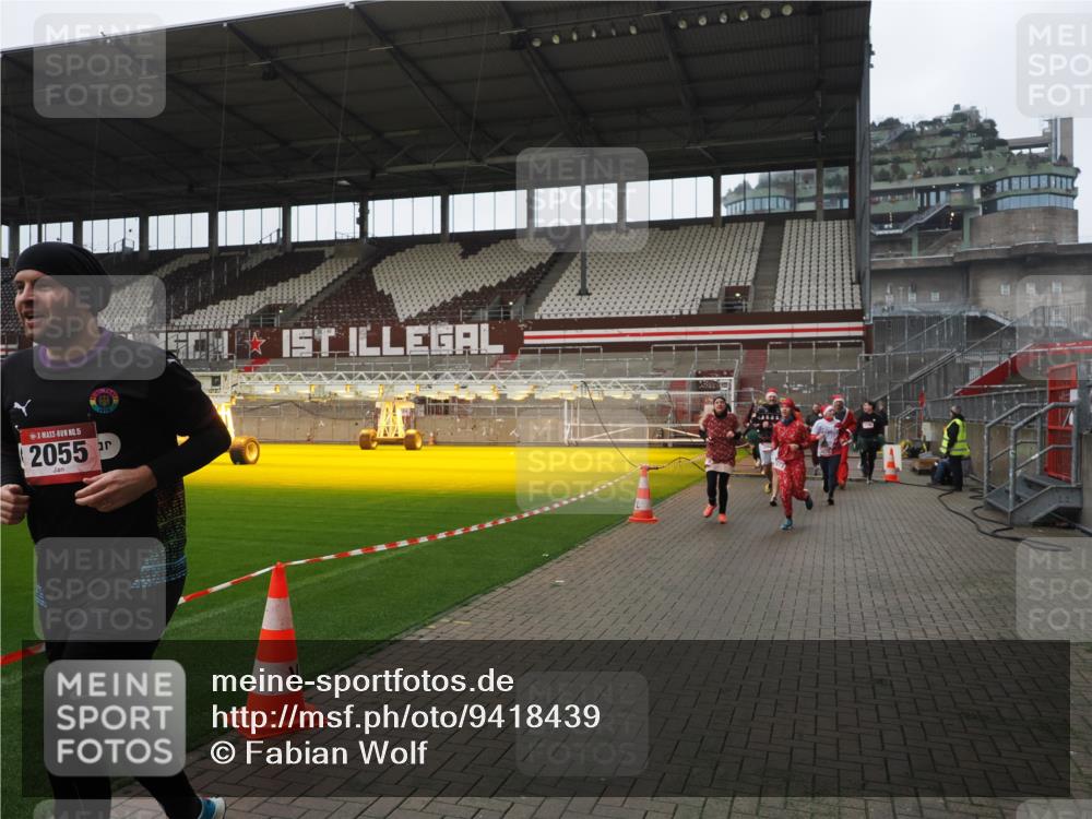 07.12.2025 - St. Pauli X-Mass-Run No. 15 Fabian Wolf http://msf.ph/oto/9418439 07.12.2025 11:25:57 Ziel 674, 678, 1079, 1344, 1356, 1593, 1673, 2055, 2145, 2161, 2166, 2198, 2255, 2265, 3050, 3051, 3068, 3070 meine-sportfotos.de
