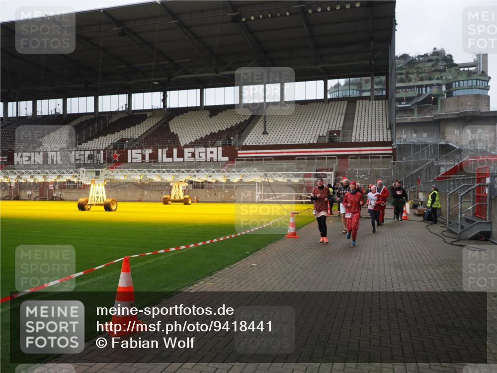 07.12.2025 - St. Pauli X-Mass-Run No. 15 Fabian Wolf http://msf.ph/oto/9418441 07.12.2025 11:25:57 Ziel 674, 678, 1079, 1344, 1356, 1593, 1673, 2055, 2145, 2161, 2166, 2198, 2255, 2265, 3050, 3051, 3068, 3070 meine-sportfotos.de