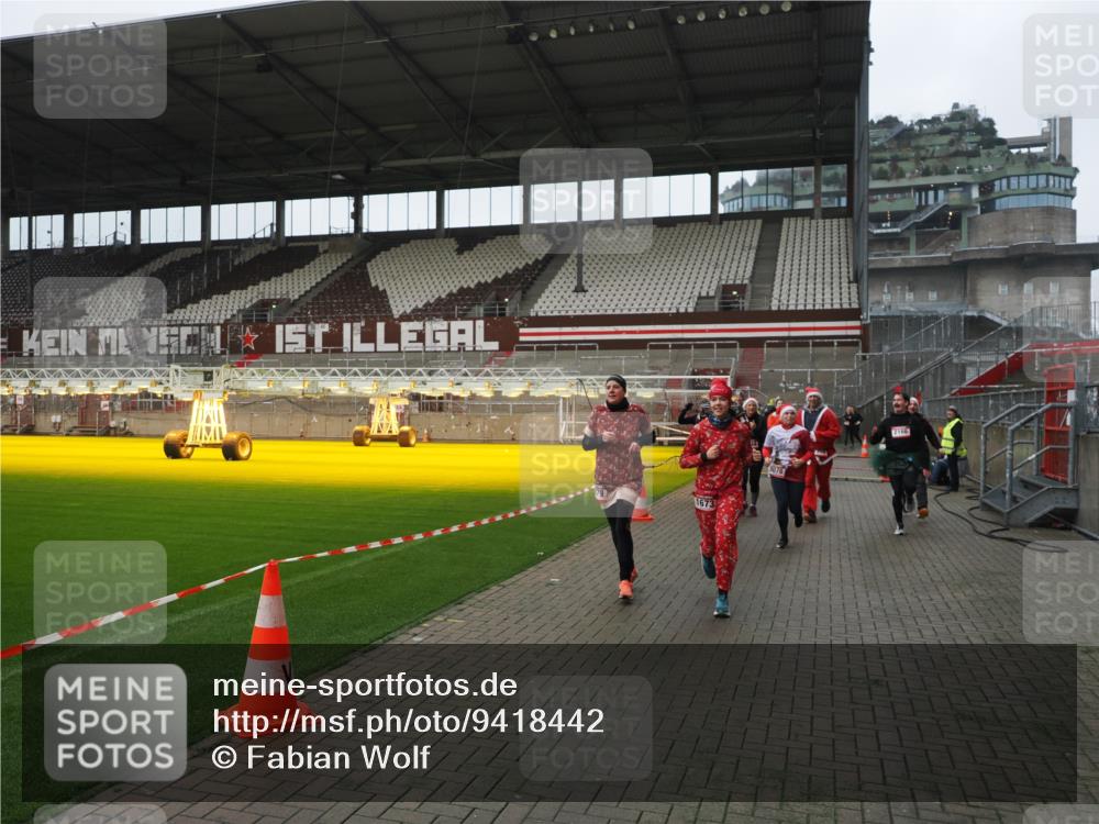 07.12.2025 - St. Pauli X-Mass-Run No. 15 Fabian Wolf http://msf.ph/oto/9418442 07.12.2025 11:25:59 Ziel 674, 678, 1079, 1344, 1356, 1593, 1673, 2055, 2088, 2145, 2161, 2166, 2198, 2255, 2265, 3050, 3051, 3068, 3070 meine-sportfotos.de