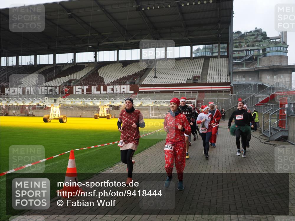 07.12.2025 - St. Pauli X-Mass-Run No. 15 Fabian Wolf http://msf.ph/oto/9418444 07.12.2025 11:26:00 Ziel 674, 678, 1079, 1344, 1356, 1593, 1673, 2055, 2088, 2145, 2161, 2166, 2198, 2255, 2265, 3050, 3051, 3068, 3070 meine-sportfotos.de