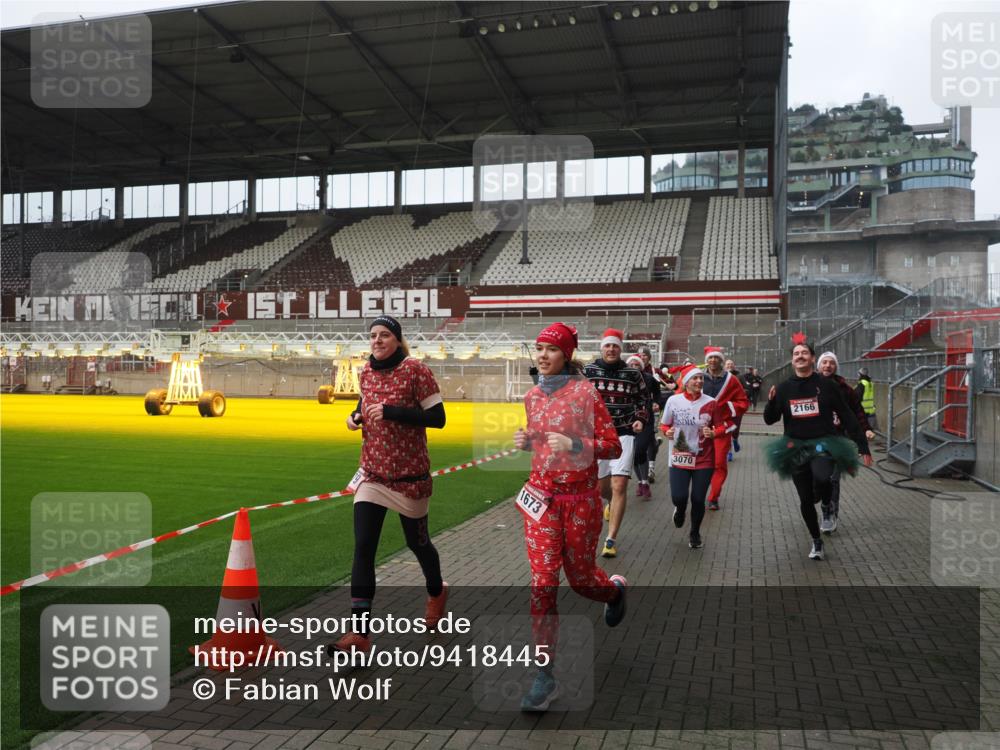 07.12.2025 - St. Pauli X-Mass-Run No. 15 Fabian Wolf http://msf.ph/oto/9418445 07.12.2025 11:26:00 Ziel 674, 678, 1079, 1344, 1356, 1593, 1673, 2055, 2088, 2145, 2161, 2166, 2198, 2255, 2265, 3050, 3051, 3068, 3070 meine-sportfotos.de