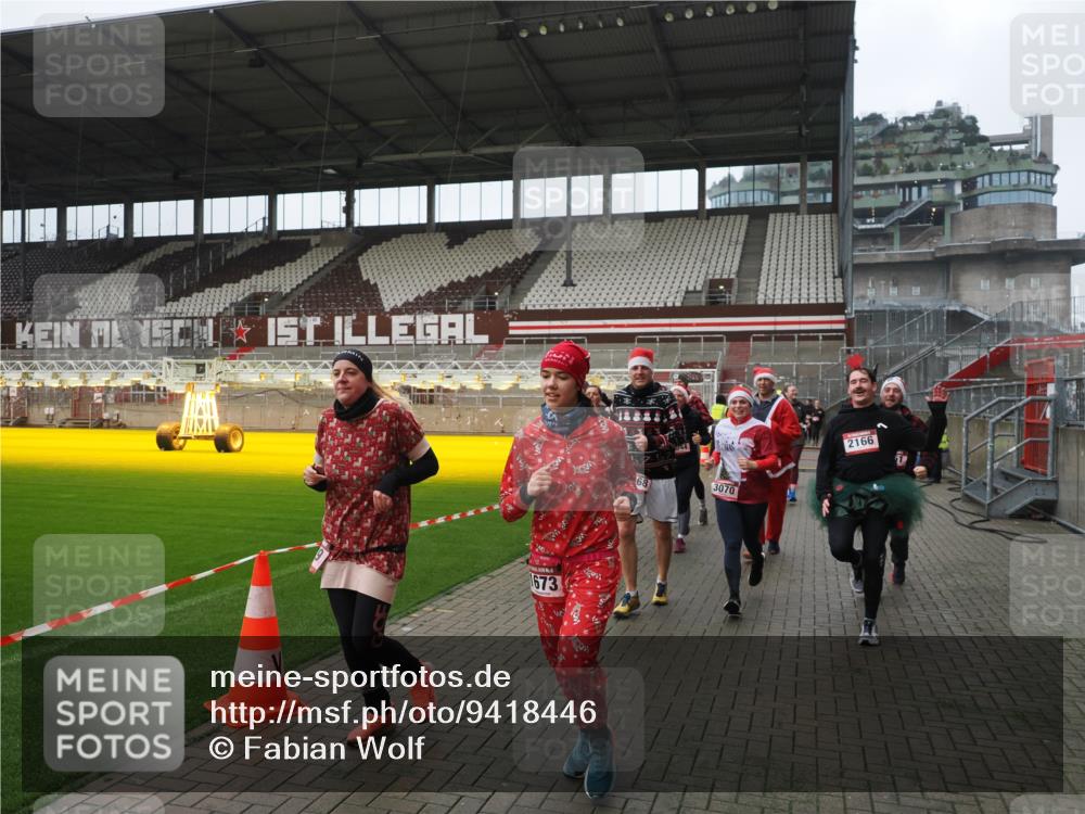07.12.2025 - St. Pauli X-Mass-Run No. 15 Fabian Wolf http://msf.ph/oto/9418446 07.12.2025 11:26:00 Ziel 674, 678, 1079, 1344, 1356, 1593, 1673, 2055, 2088, 2145, 2161, 2166, 2198, 2255, 2265, 3050, 3051, 3068, 3070 meine-sportfotos.de